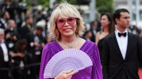 amanda lear sfila per chanel|Rencontre avec Amanda Lear, interprète du titre de la  .